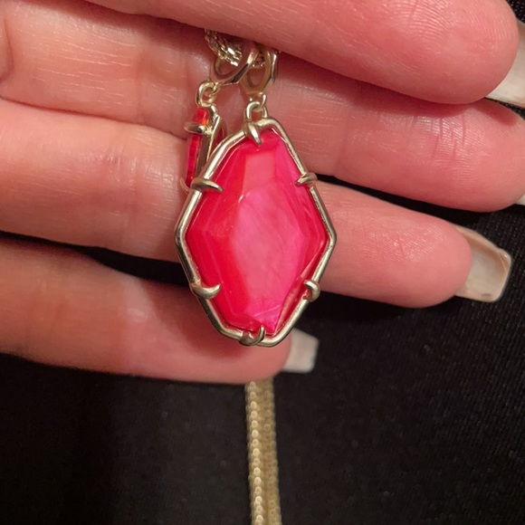New Kendra Scott gold necklace w/coral magnesite - Picture 4 of 4
